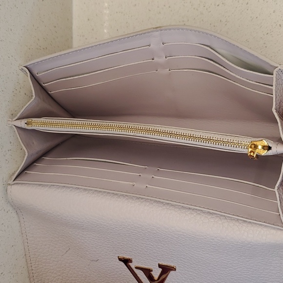 LOUIS VUITTON pebbled leather wallet - Picture 7 of 10